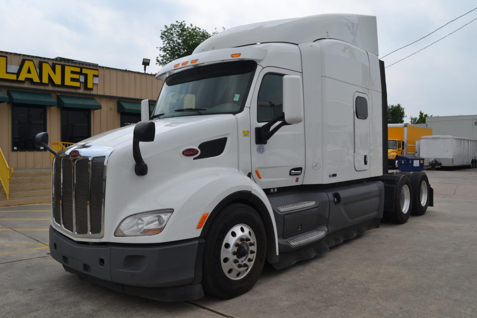 2017 WHITE /BLACK PETERBILT 579 EPIQ with an PACCAR MX13 12.9L 455HP engine, E.FULLER ADVANTAGE 10SPD AUTOMATED transmission, located at 9172 North Fwy, Houston, TX, 77037, (713) 910-6868, 29.887470, -95.411903 - 65" MID ROOF SLEEPER, DOUBLE BUNK, AIR SLIDE 5TH WHEEL, DIFF LOCK, AIR RIDE, ENGINE BRAKE, ELECTRIC APU, BUILT-IN NAVIGATION, MINI FRIDGE, ALUMINUM WHEELS, POWER WINDOWS , LOCKS, & MIRRORS, DUAL 135 GALLON FUEL TANKS, WB:230", RATIO: 2.64 - Photo#0